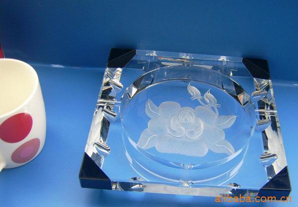 奢华烟雾中的一抹雅致 高档水晶烟灰缸，品位与实用的完美结合